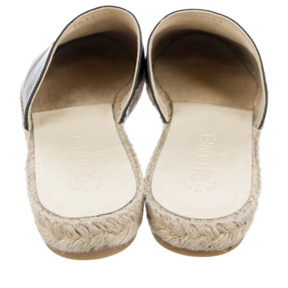 Channel leather and patent leather slides - Picture 3 of 5